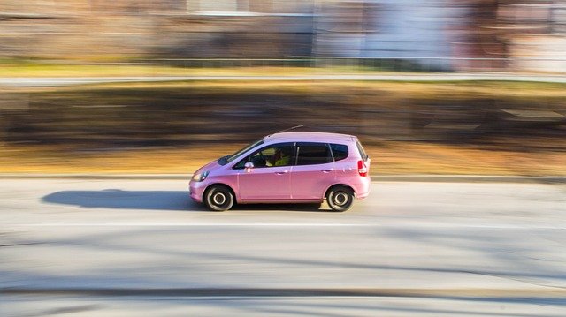 Jechał za szybko i nie miał uprawnień – grozi mu poważna kara