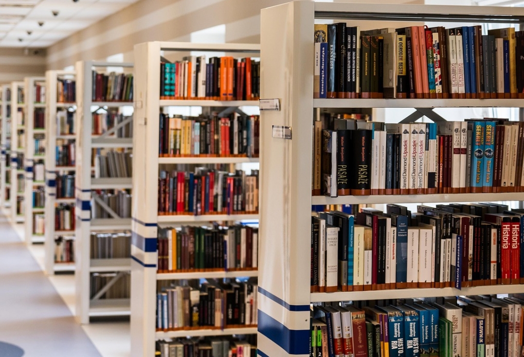 Rośnie popularność bibliotek na Mazowszu: więcej czytelników i wypożyczonych książek