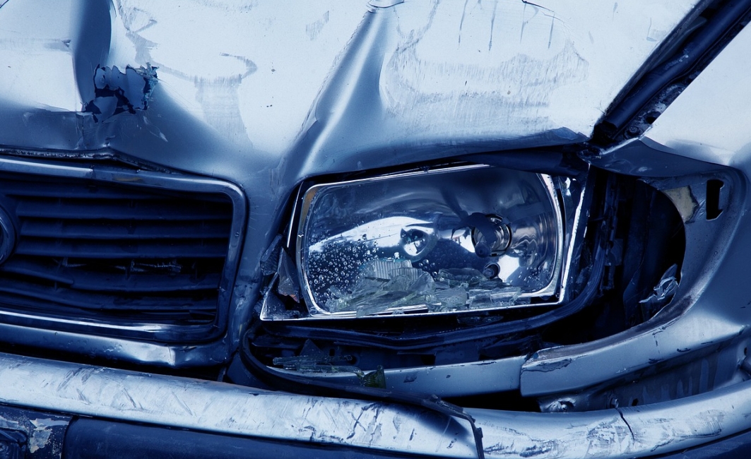 Kolizja na drodze krajowej nr 60 w Drobinie: dwa pojazdy osobowe zderzyły się, dwie osoby ranne