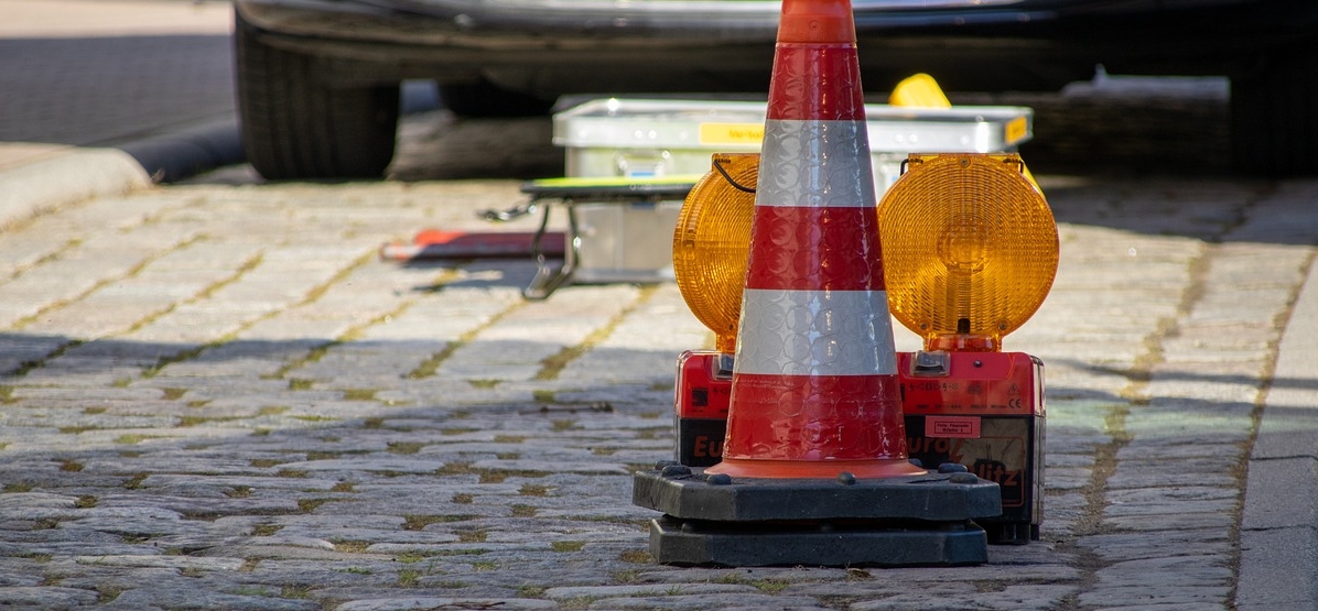 Ciężki wypadek na krajowej "szóstce": samochód osobowy i maszyna rolnicza zderzyły się