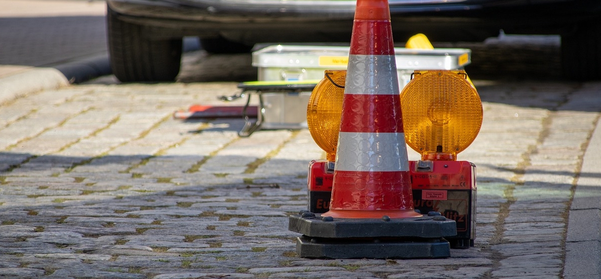 Ciężki wypadek na krajowej "szóstce": samochód osobowy i maszyna rolnicza zderzyły się