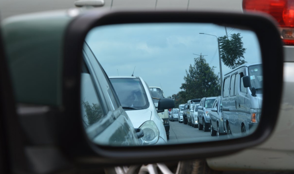 Bezpośrednie starcie trzech pojazdów w okolicy Płocka: Cysterna uderza w dwa samochody podczas manewru cofania