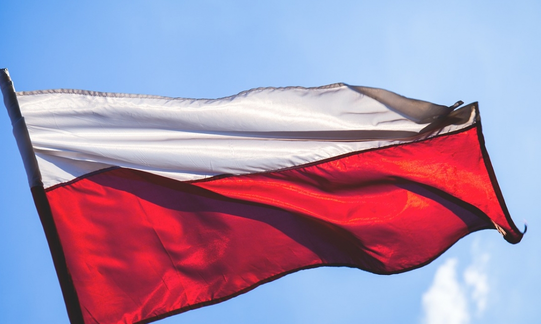 Propozycja radnego Łukasza Chrobot: flagi Polski pod każdym przedszkolem i szkołą podstawową w Płocku