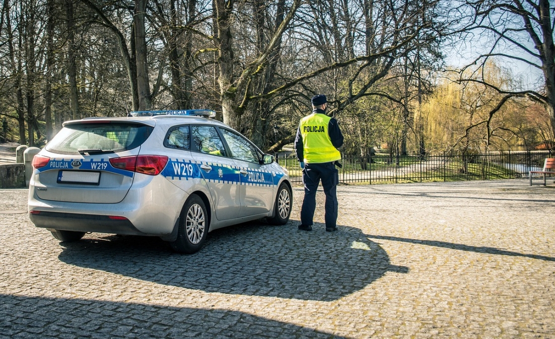 21-letni kierowca pod wpływem alkoholu zderzył się z ogrodzeniem, w samochodzie znaleziono narkotyki