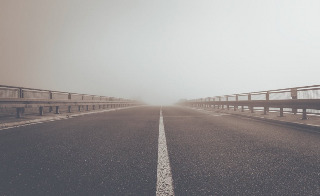 Narozrabiał na drodze: 23-latek pędził samochodem 138 km/h w obszarze zabudowanym i wyprzedzał na przejściu