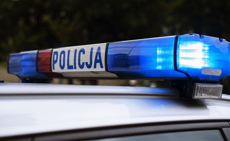 Młody kierowca Audi pędził z prędkością 138 km/h w terenie zabudowanym i wyprzedzał na przejściu dla pieszych