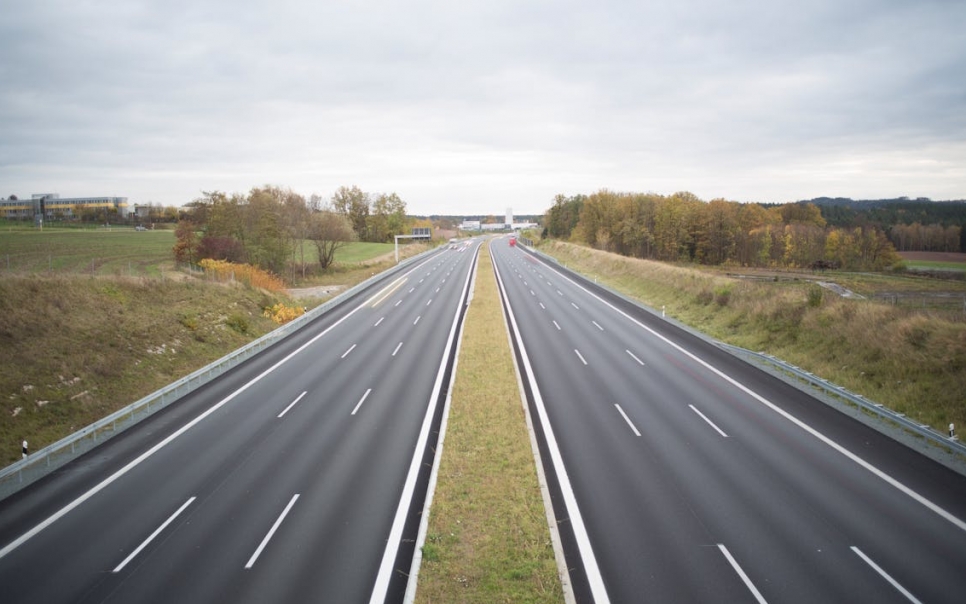 Bezpośrednie zderzenie dwóch pojazdów na drodze krajowej nr 62 w okolicach miejscowości Chylin