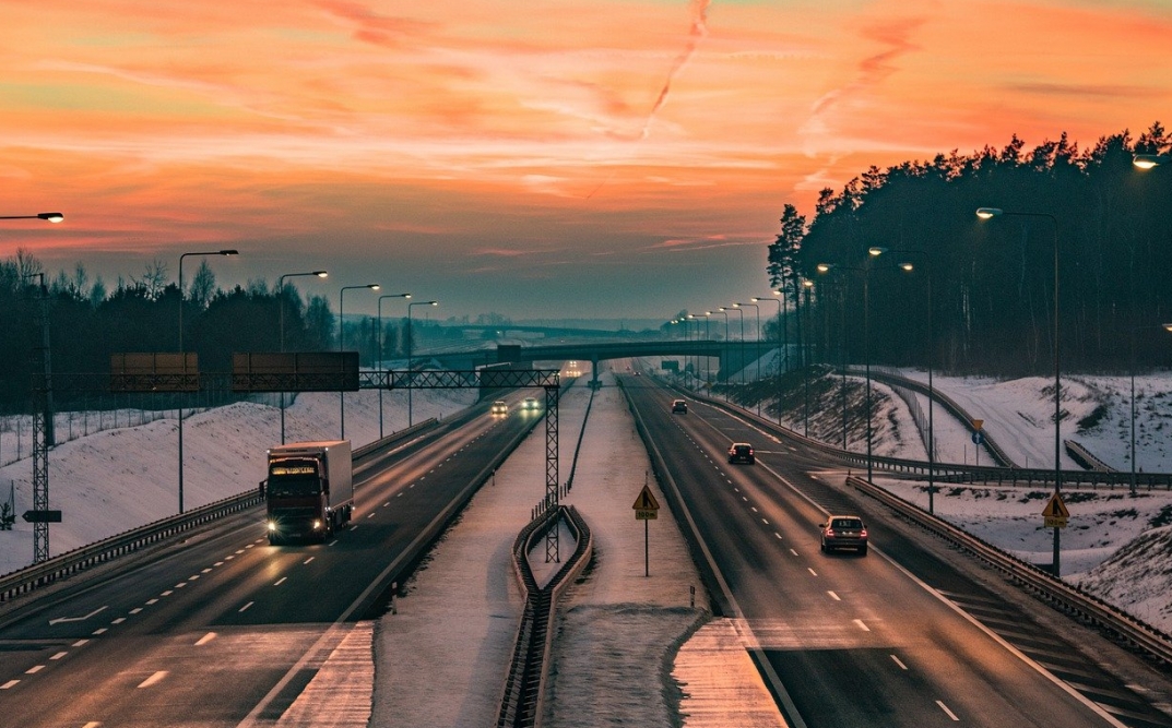 Tragiczny wypadek drogowy w Słupnie: dwuletnie dziecko trafione do szpitala