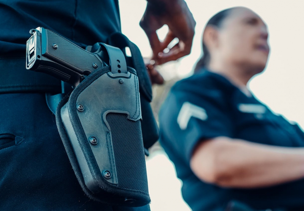 Szybka reakcja policjantów z Gozdowa zapobiega tragedii podczas pożaru domu