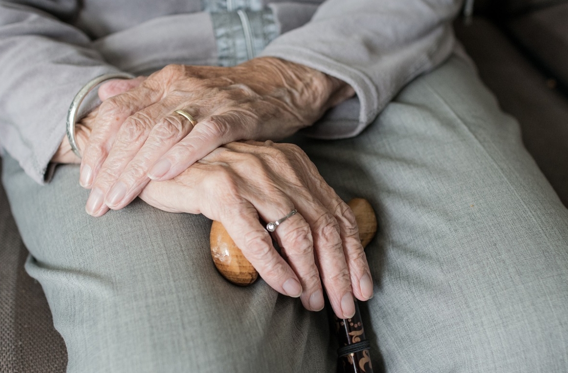 Bankowy oszust pozostawił seniorkę z Płocka bez 33 tys. złotych – jak uniknąć takiej sytuacji?