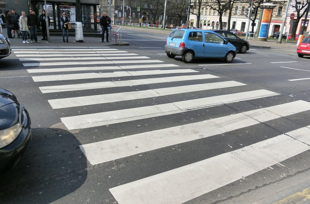 Nieszczęśliwe zdarzenie na drodze: Pieszy potrącony przez dwa samochody