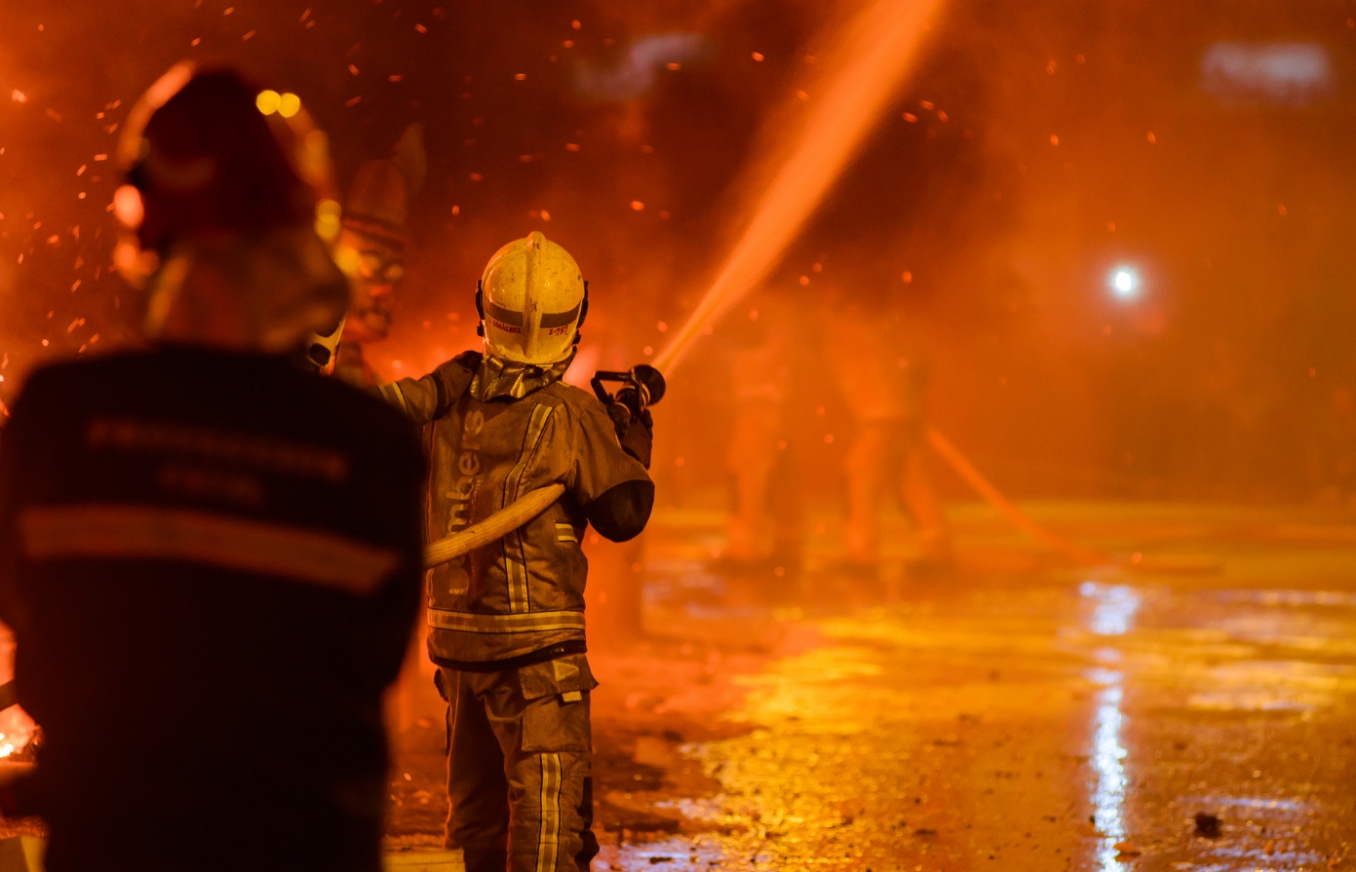Tragiczny pożar w Płocku na ulicy Fabrycznej – jeden mężczyzna nie przeżył